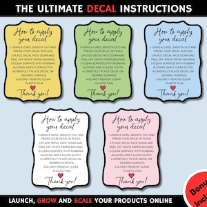 Może przedstawiać: Sześć kolorowych kart instrukcji z zaokrąglonymi rogami i czarnymi obramowaniami. Każda karta ma białe tło z czarnym tekstem, który brzmi "Jak nakleić naklejkę". Tekstowi towarzyszy numerowana lista instrukcji naklejania naklejki. Karty są ułożone w dwóch rzędach po trzy. Dolny rząd zawiera różową kartę, żółtą kartę i niebieską kartę. Górny rząd zawiera zieloną kartę, żółtą kartę i niebieską kartę. Tekst "Dziękuję!" pojawia się na dole każdej karty. Tekst "STARTUJ, ROZWIJAJ I SKALUJ SWOJE PRODUKTY ONLINE" pojawia się pod kartami. Tekst "Bonus w zestawie" pojawia się w czerwonym kółku w prawym dolnym rogu obrazu.