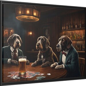 Puede incluir: Tres perros vestidos con trajes están sentados en una mesa en un bar con poca luz. Están jugando a las cartas y bebiendo cerveza. Los perros llevan corbatas de lazo y tienen una expresión seria en sus caras.