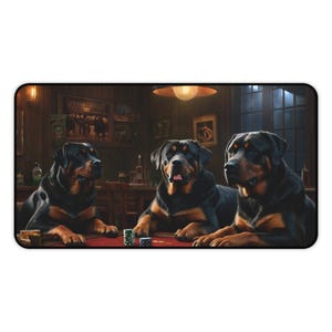 ロットワイラー犬用デスクマット、ゲーミングマット、マウスデスクマットパッド - ウィスキーバー、パブ、ビール、ポーカー、カジノ - ポーカーカードをプレイする犬