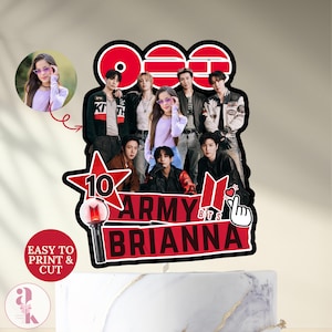 Può includere: Un topper per torta personalizzato con una foto di gruppo della band BTS, una foto di una giovane persona in viola, una stella rossa con il numero 10, un bastoncino luminoso rosso e il testo ARMY BRIANNA. Il design presenta accenti rossi e neri.