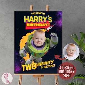 Peut inclure: Panneau d'anniversaire personnalisé avec le visage d'un enfant intégré dans un design Buzz l'Éclair. Le panneau affiche "Bienvenue à l'anniversaire de Harry !" et "Two Infinity & Beyond !". Une petite image de l'enfant est également incluse.