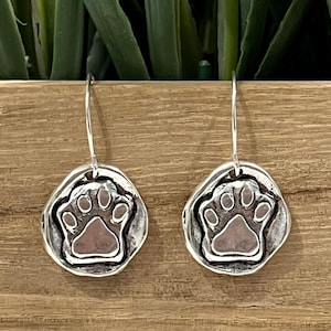 Pendientes colgantes de plata con huella de pata: un regalo para los amantes de los perros y los gatos.