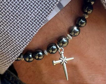 Armband met genagelde kruiskralen: christelijke hematietsieraden