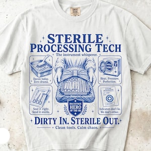 Puede incluir: Una camiseta blanca con texto gráfico azul e ilustraciones relacionadas con el procesamiento estéril. El diseño incluye las frases Sterile Processing Tech, The instrument whisperer, Backstage Hero of the OR y Dirty In. Sterile Out.
