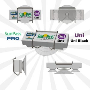 Puede incluir: Un soporte de metal plateado con dos ventosas para montar un transpondedor SunPass PRO y un transpondedor Uni. El transpondedor SunPass PRO es verde y blanco con el texto "SunPass PRO" y "LeeWay Prepaid Toll Program". El transpondedor Uni es morado y blanco con el texto "uni" en ambos lados.