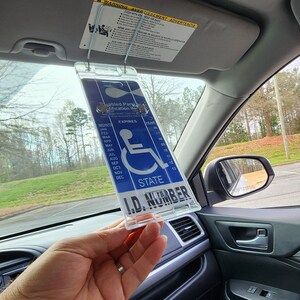 Beste parkeerkaarthouder voor gehandicapten V115. Bescherm, toon en zwaai je vergunning gemakkelijk weg. Hard plastic dat bestand is tegen hitte van 3 cijfers. Gemaakt in de VS