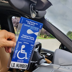 Handicap-parkeerkaarthouder - Mirortag zilver, magnetisch weergeven en opbergen van je gehandicaptenkaart met gesloten ogen. Gemaakt in de VS