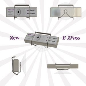 Puede incluir: Un transpondedor E-ZPass blanco con una etiqueta morada que dice "E-ZPass" y "Nuevo". El transpondedor est&aacute; montado en un soporte met&aacute;lico con un asa. El transpondedor tiene una peque&ntilde;a ventana con un c&iacute;rculo negro en el centro. El transpondedor tiene dos botones etiquetados "OV OFF" y "OV ON".