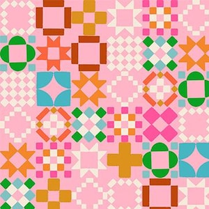 Peut inclure: Un tissu rose avec un motif répétitif de blocs de courtepointe géométriques dans des tons orange, vert, bleu sarcelle, marron et blanc. Une règle noire en bas indique les mesures en cm, avec le texte Ruby Star Society imprimé en répétition.