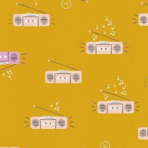 Peut inclure: Un tissu jaune moutarde avec un motif répétitif de radiocassettes rose clair dotées d'antennes, de notes de musique et de bulles contenant le texte hi. Un ruban à mesurer noir avec des marquages blancs est visible sur le bord inférieur.