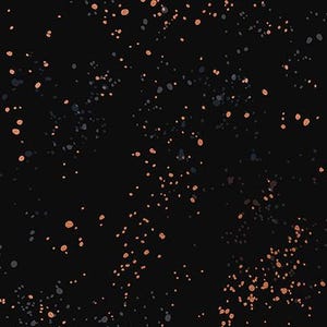 Peut inclure: Tissu noir avec un motif tacheté dans des tons cuivrés et gris. Le tissu présente un fond sombre et un motif répétitif de petites formes irrégulières. Le texte "RUBY STAR SOCIETY" est en bas.