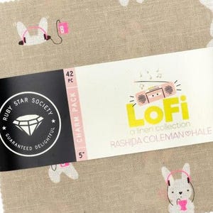 Peut inclure: Un paquet de 42 carrés de tissu de 12,7 cm chacun, de la collection LoFi a linen. Le tissu beige présente un motif de lapins blancs avec des écouteurs roses. L'étiquette indique "Ruby Star Society" et "Guaranteed Delightful."