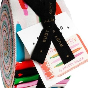 Peut inclure: Un paquet roulé de bandes de tissu colorées, avec divers motifs et couleurs, dont rose, bleu, rouge et vert. Un ruban noir avec du texte doré et une étiquette avec le texte "Ruby Star Society" et "by Melody Miller" sont attachés.