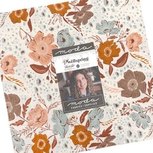 Puede incluir: Un trozo de tela cuadrado con un estampado floral en tonos melocotón, marrón y azul sobre un fondo crema. Una etiqueta con el texto "moda" y "Kwellspring" está adjunta. La tela es probablemente para acolchar o manualidades.