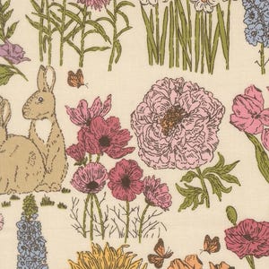 Peut inclure: Tissu crème avec un motif répété de lapins, de fleurs et de papillons. Les fleurs comprennent des coquelicots roses, des tulipes et un tournesol. Les lapins sont marron clair et les papillons sont orange. Le tissu a un thème floral vintage.