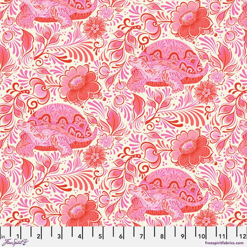 Tula Pink Besties No Rush, PWTP216 Blossom, Free Spirit Fabric, Turtles, 100% Cotton, FS637 afbeelding 1