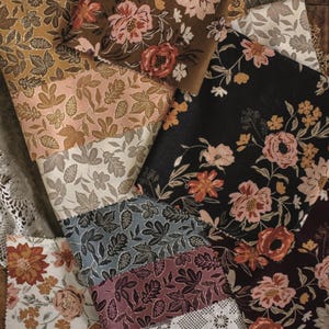 Peut inclure: Assortiment d'échantillons de tissus présentant des motifs floraux et de feuilles dans différentes couleurs, notamment le noir, le marron, le rose, le rouge et le vert. Les tissus sont disposés en couches superposées.