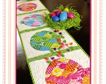 Motif de chemin de table en patchwork d'oeufs de Pâques par Jennifer Bosworth SF 48575