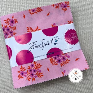 Paquete de dijes Tula Pink Full Moon Forest II True Colors de 5", 42 piezas cortadas/empaquetadas por Free Spirit Fabric, SQ07