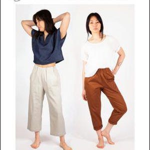 Peut inclure: Publicité pour des patrons de couture. L'image présente deux personnes portant différentes tenues. Le haut de l'image indique "SEW HOUSE SEVEN" avec "SEWING PATTERNS" en dessous. Le bas de l'image indique "FREE RANGE SLACKS" et "SIZES 00-20 CONFIDENT BEGINNER".