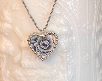 Collar con colgante de corazón floral de porcelana Crown Ducal, roto, de 1930-1931.
