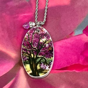 Collana con ciondolo in porcellana rotta Currier and Ives American Homestead con fiori primaverili viola, in acciaio inossidabile, catena da 18 pollici