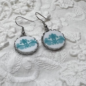 Boucles d&#39;oreilles rondes florales bleu sarcelle Corelle Garden Lace cassées vintage