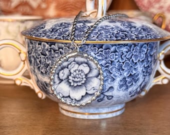 Collar con colgante de corazón floral de porcelana Crown Ducal, roto, de 1930-1931.