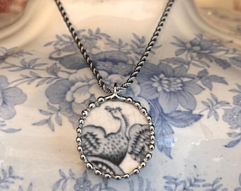 Collar con colgante de pájaro de porcelana Crown Ducal, roto, de 1930-1931.