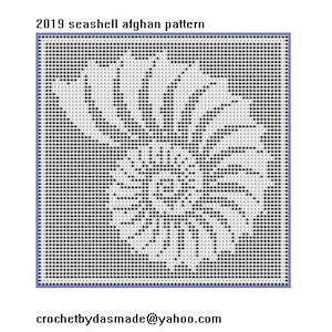 Könnte beinhalten: Ein schwarz-weißes Häkelmuster für eine Muschel-Decke. Das Muster besteht aus kleinen Quadraten und Dreiecken. Der Text "2019 seashell afghan pattern" befindet sich oben im Bild. Der Text "crochetbydasmade@yahoo.com" befindet sich unten im Bild.