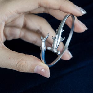 Hammerhai-Armband, Armband aus einer von Ozeanen inspirierten Legierung, silberfarbener Hai-Schmuck, verstellbares Geschenk mit Meeresmotiv