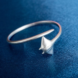 Pulsera abierta con diseño de manta raya, brazalete plateado con forma de animal marino, pulsera escultural con forma de raya, regalo unisex.
