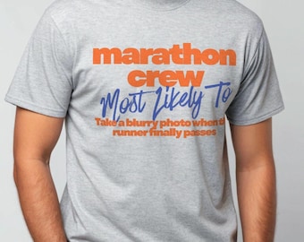 Marathon Crew T-shirt, Mest sannolikt att ta ett suddig foto, Rolig supportteamgåva, Löparcitat T-shirt, Hejarklackens tävlingsdag