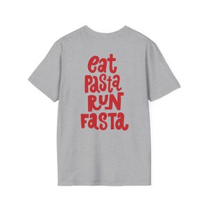 Ät pasta spring fasta t-shirt, rolig löpargåva, kolhydratladdningst-t-shirt, maratonträningströja, pastaälskare löparklubbsoutfit