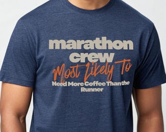 Marathon Crew T-shirt, Mest sannolikt att behöva mer kaffe än löparen, Roligt stöd för maratonlöparlaget, Löparcitat T-shirt