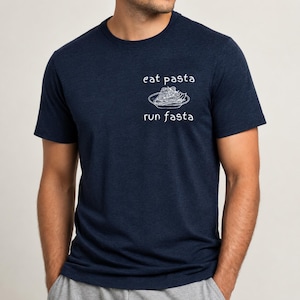 Ät pasta spring snabbt rolig t-shirt: kolhydratfylld löpargåva, rolig löpartröja, present till löpare mamma pappa