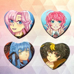 Könnte beinhalten: Vier herzförmige Ansteckbuttons mit Porträts von Anime-Charakteren. Die Buttons zeigen Charaktere mit rosa, roten, blauen und schwarzen Haaren, jeweils mit unterschiedlichen Gesichtsausdrücken. Die Hintergründe sind hellblau und weiß.