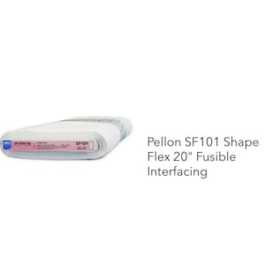 Op de afbeelding: Een rol witte Pellon SF101 Shape Flex strijkbare tussenvoering, 50,8 cm breed. Het productlabel is zichtbaar op de rol, met tekst inclusief de productnaam en andere details. De rol staat op een witte achtergrond.