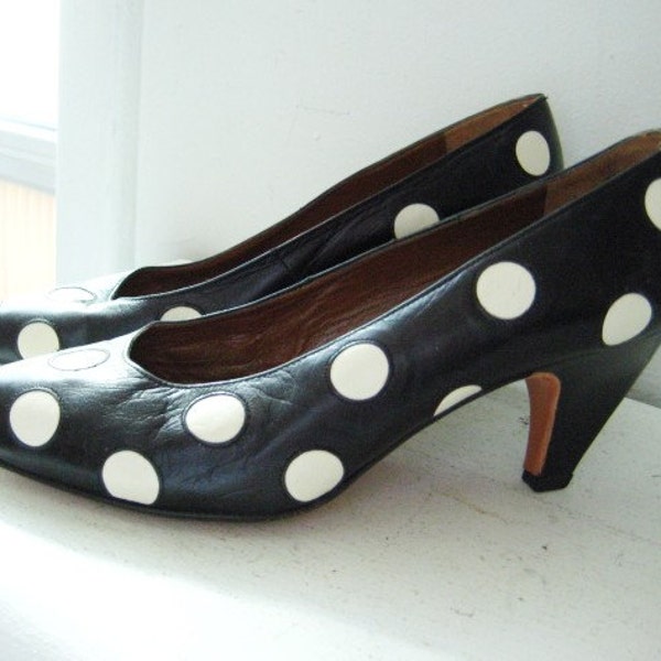 SALE navy polkadotted vintage pumps size 5 1\/2