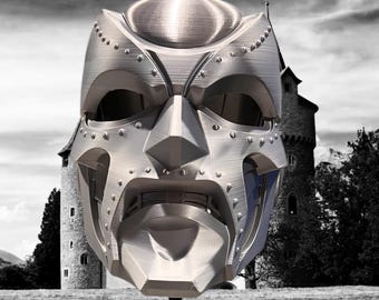 Peut inclure: Un masque argenté métallique au design angulaire distinctif, orné de rivets et d'un sommet en forme de dôme. Le masque comporte des ouvertures pour les yeux et la bouche, sur fond noir et blanc d'un château et d'un paysage.