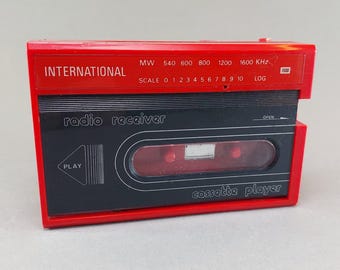 1980er Jahre Internationaler Kassettenrekorder, Rotes Retro Radio Tape Player