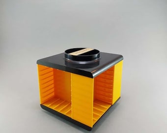 Portacassette anni '70: organizer in plastica vintage in stile Pop Art