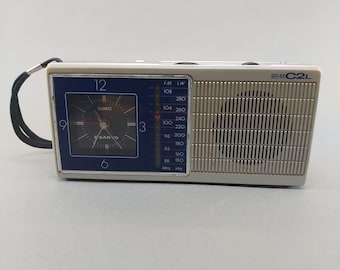 Radiosveglia vintage Sanyo RPM-C2L, anni '80, FM, al quarzo, portatile, prodotta in Giappone.