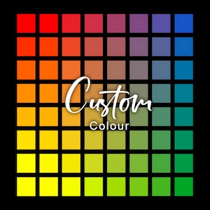 Puede incluir: Una cuadrícula de ochenta y un muestras de color cuadradas dispuestas en un patrón de nueve por nueve, que transita por un espectro de tonos rojos, naranjas, amarillos, verdes y azules. El texto "Custom Colour" está centrado en blanco.