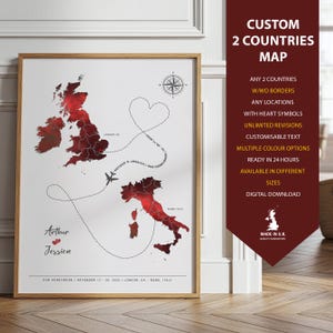 以下が含まれることがあります： 赤い色で描かれた、イギリスとイタリアのカスタムマップがフレームに入ったプリント。ハートと飛行機のグラフィックが付いた点線で繋がれています。「Arthur & Jessica」の名前と「OUR HONEYMOON NOVEMBER 12 - 26, 2023 LONDON, UK - ROME, ITALY」のテキストが表示されています。