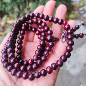 Legno rosso tibetano intagliato, 108 perle Mala rotonde, braccialetto Buddha, braccialetto Mala con perle di preghiera, ciondoli con perle di preghiera buddiste tibetane