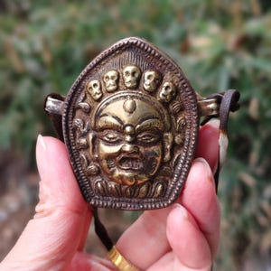 Amuleto/ghau de Buda tradicional budista tibetano, fabricado en Nepal, estatua de Buda portátil antigua tibetana, colgante de Buda, altar budista Amida