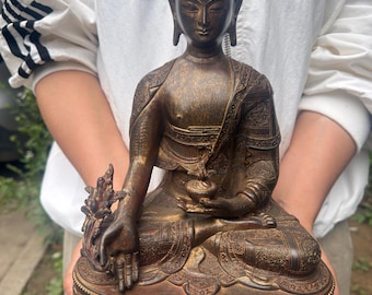 Estátua de Buda da Medicina/Bhaisajyaguru em bronze antigo, 28 cm, sentado sobre base de lótus, em postura de Buda tibetano. Decoração para altar.
