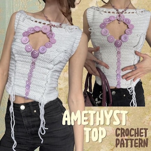 Könnte beinhalten: Ein weißes Häkeltop mit einem großen lila Knopfdesign. Das Top hat einen Ausschnitt vorne und ist mit einer langen Kette aus lila Knöpfen verziert. Der Text "Amethyst Top Crochet Pattern" ist in einem gelben Kasten am unteren Rand des Bildes geschrieben.