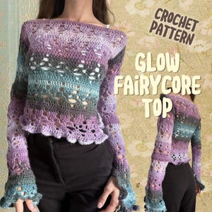 Może przedstawiać: Szydełkowy top z długimi rękawami i falistym dołem. Top ma gradient kolorów fioletu, szarości i turkusu. Tekst "CROCHET PATTERN" i "GLOW FAIRYCORE TOP" jest widoczny na zdjęciu.